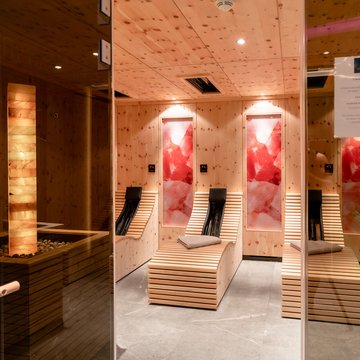 Urlaub in Söll mit Kindern oder als Pärchen Moderner Ruheraum mit Holzmöbeln und Salzsteinwänden