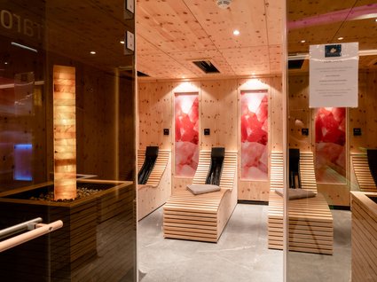 Sie suchen ein Wellnesshotel in Tirol für adults only? Moderner Ruheraum mit Holzmöbeln und Salzsteinwänden
