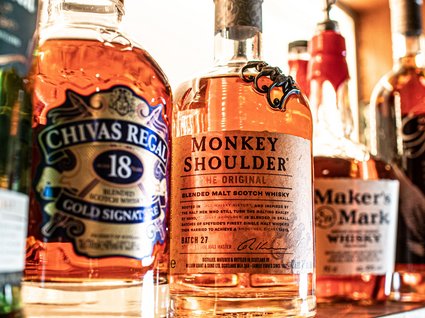 Kulinarische Verführungen in unserem Hotel in Söll/Tirol Flaschen verschiedener Whiskysorten aufgereiht in einer Bar