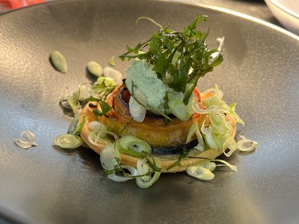 Kulinarische Verführungen in unserem Hotel in Söll/Tirol Kunstvoll angerichtete Vorspeise mit Kräutercreme und Frühlingszwiebeln auf Teller