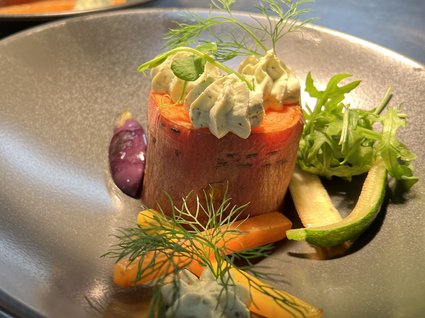Kulinarische Verführungen in unserem Hotel in Söll/Tirol Kreativ angerichteter Karottengericht mit Frischkäse und frischen Kräutern auf Teller