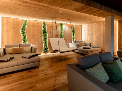 Entspannungsbereich mit Schaukelliegen Moderner Spa-Entspannungsbereich mit Schaukelliegen, Holzverkleidung und beruhigender Beleuchtung, ideal für Erholung.