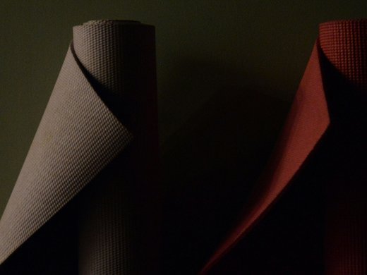 Ihr Urlaub im Yoga-Hotel in Tirol Rollen von Yoga- oder Trainingsmatten in dunklem Licht