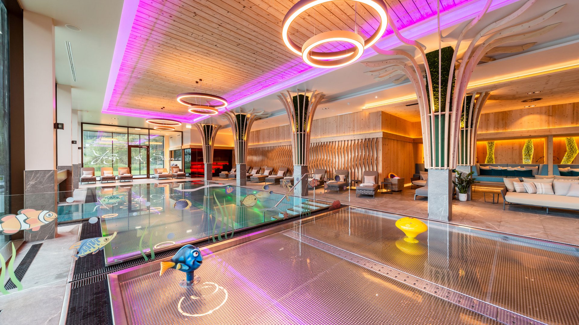Hotel in Söll am Wilden Kaiser: der Postwirt Innenpoolbereich mit Kinderbecken, Sitzgelegenheiten und moderner Beleuchtung
