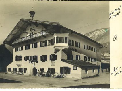 Unser Hotel in Söll/Österreich: eine spannende Geschichte Altes Gasthaus in Jöhl, Tirol, mit Tischen und Stühlen außen