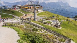 Sommer am Wilden Kaiser: Wandern und mehr Bergrestaurant mit Seilbahn und Spielplatz vor Alpenkulisse bei Sonnenschein