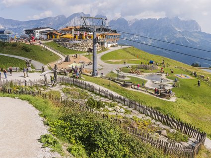 Söll: Ausflugsziele in der Umgebung Bergrestaurant mit Seilbahn und Spielplatz vor Alpenkulisse bei Sonnenschein