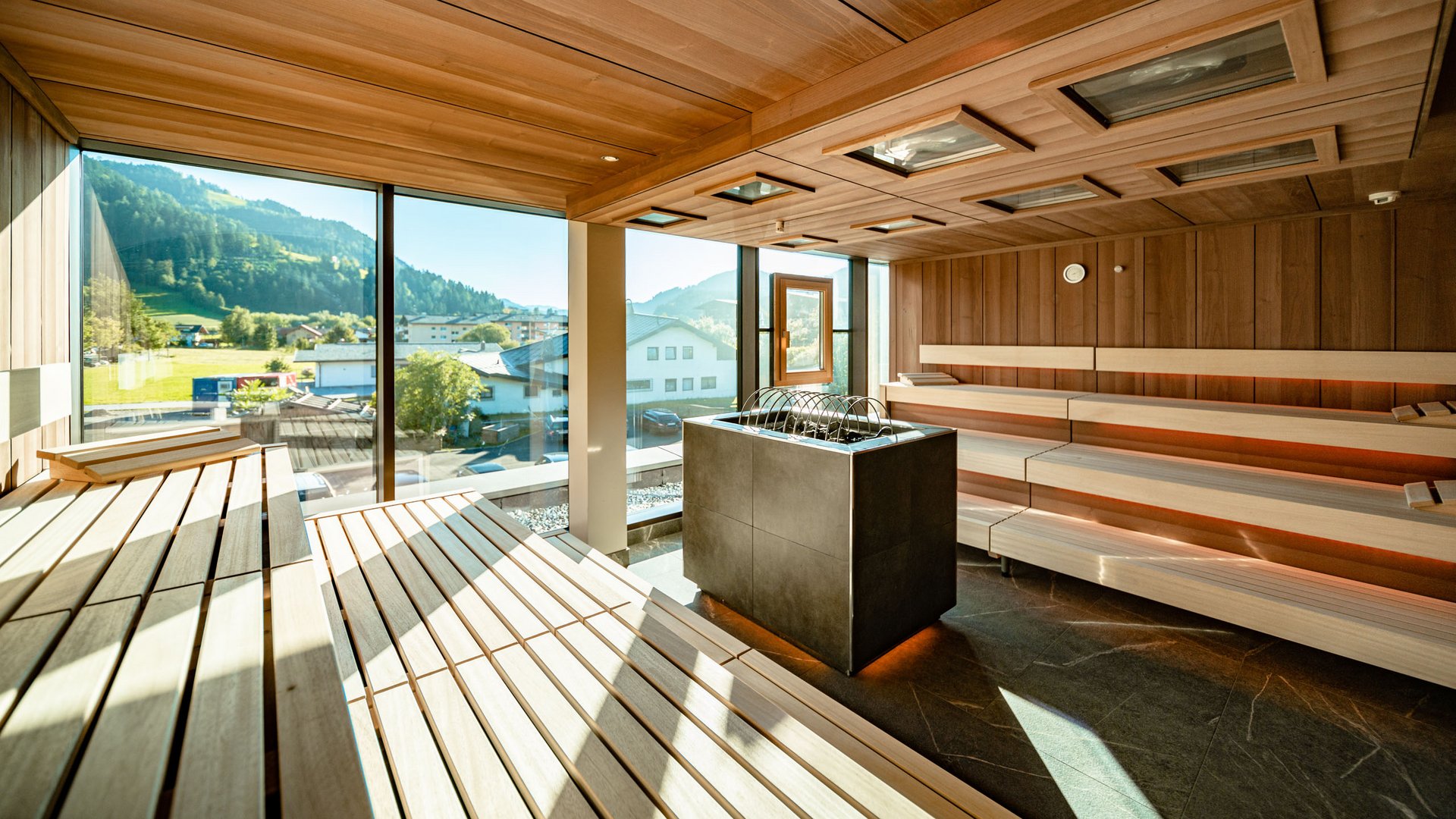 Wellnesshotel in Söll Moderner Sauna-Innenraum mit Holzverkleidung und Bergblick durch große Fenster