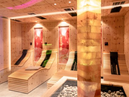 Ruhebereich im Spa mit Holzausstattung Moderner Ruheraum mit Liegen und beleuchtetem Salzstein im Wellnessbereich