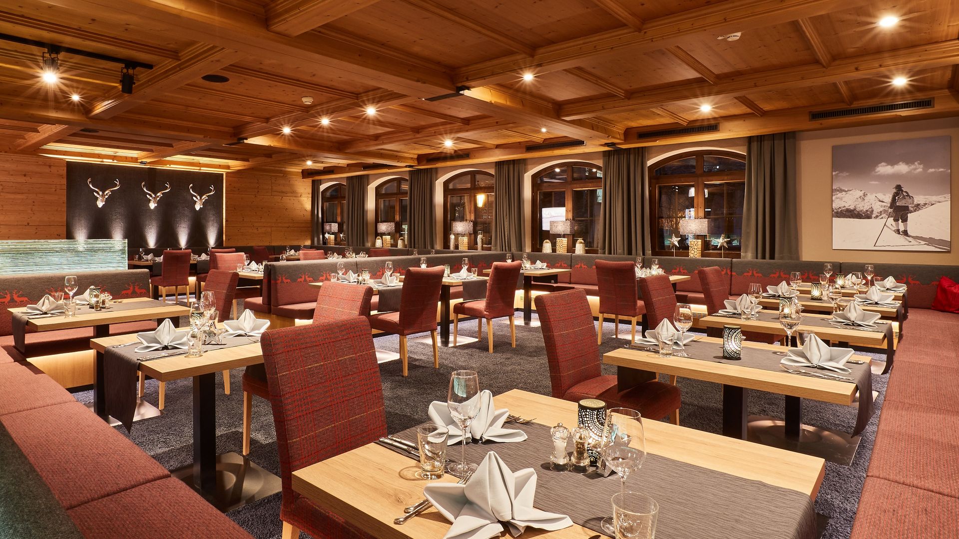 Hotel in Söll am Wilden Kaiser: der Postwirt Gemütliches Restaurant mit Holzbalkendecke und gedeckten Tischen