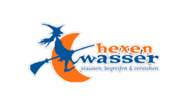 Sommer am Wilden Kaiser: Wandern und mehr Logo mit einer Hexe auf dem Besen vor einem orangen Halbmond und dem Text hexen wasser