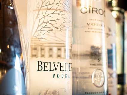 Kulinarische Verführungen in unserem Hotel in Söll/Tirol Nahaufnahme von Belvedere Vodka Flasche im Vordergrund